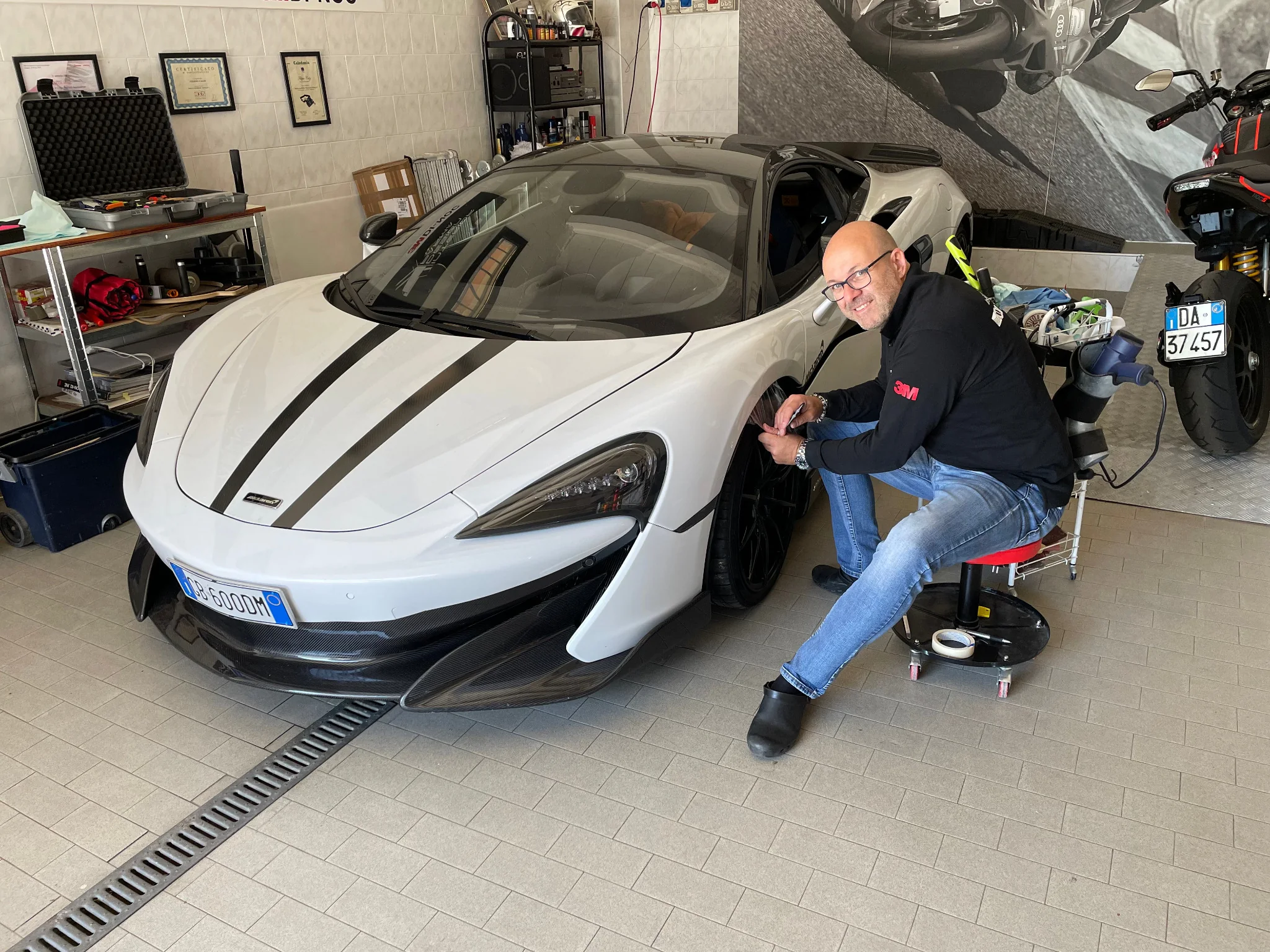 Applicatore Car Wrapping Parma durante una lavorazione su supercar