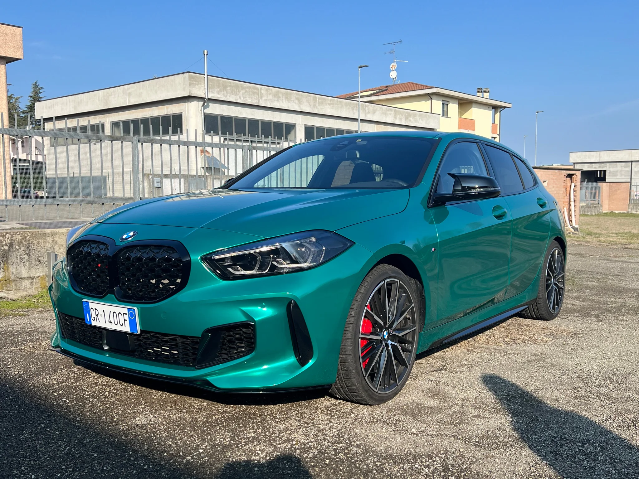 BMW M135i verde dopo il car wrapping completo