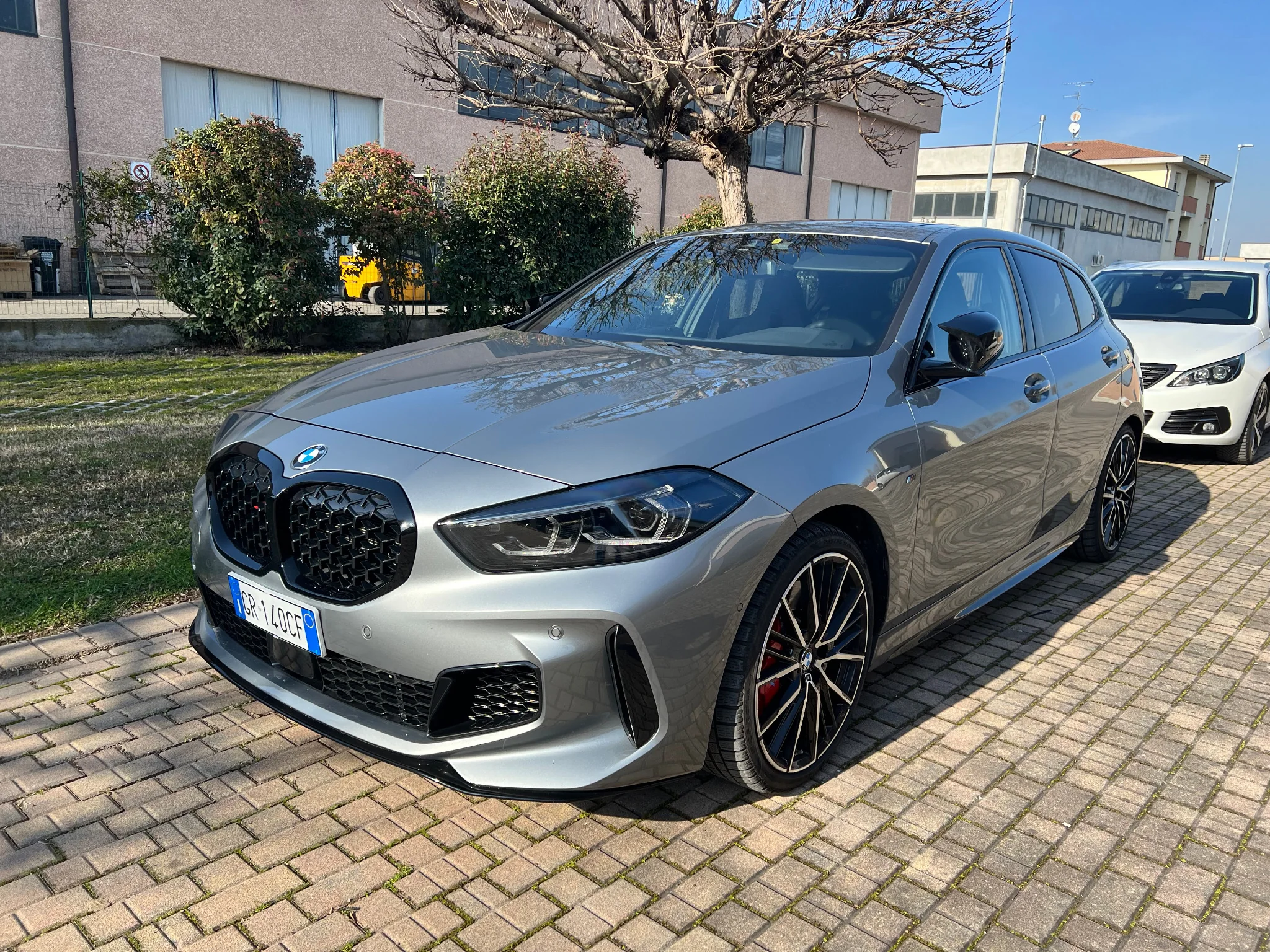 BMW M135i grigia prima del car wrapping