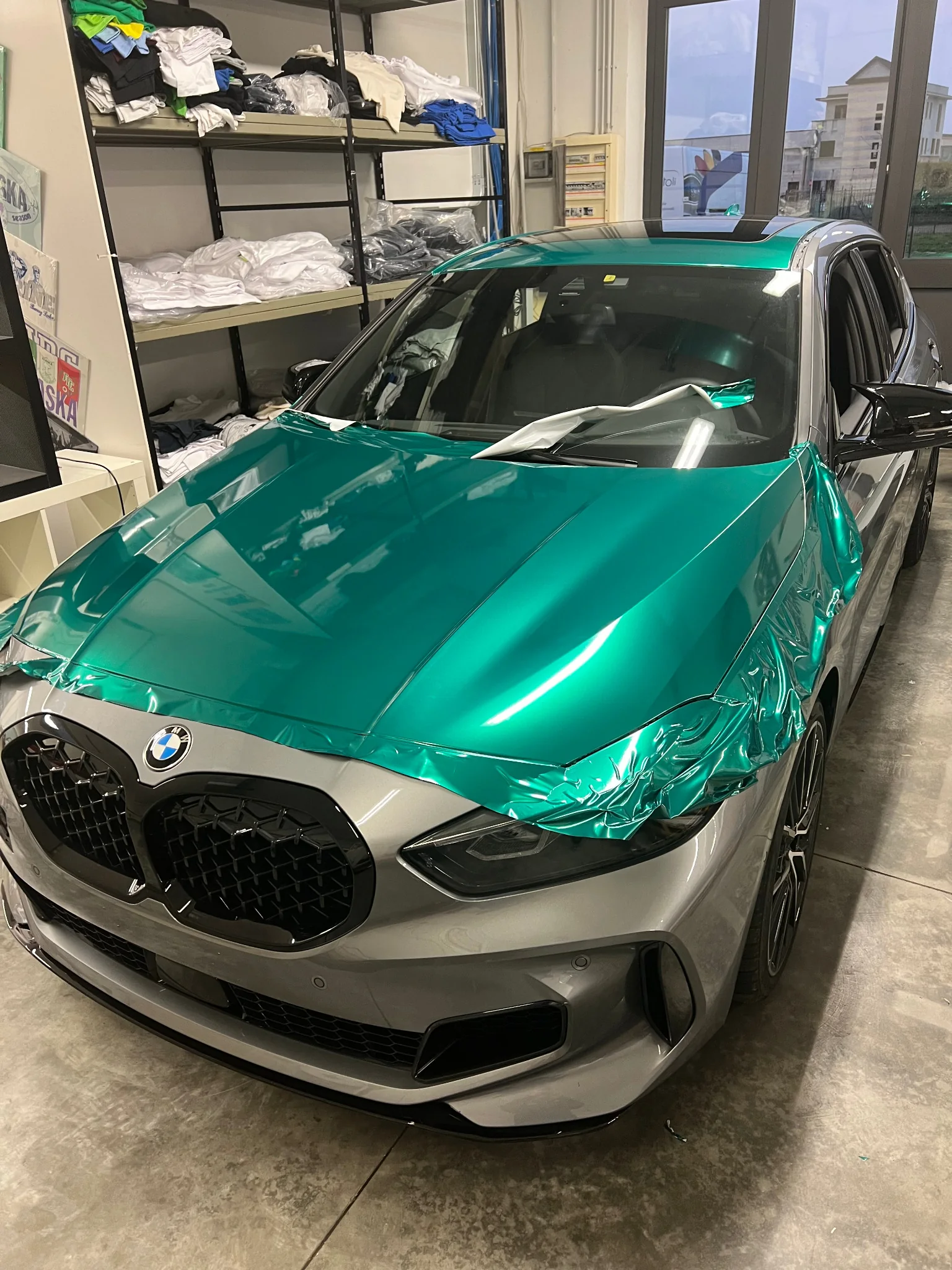 BMW M135i durante l'applicazione della pellicola verde