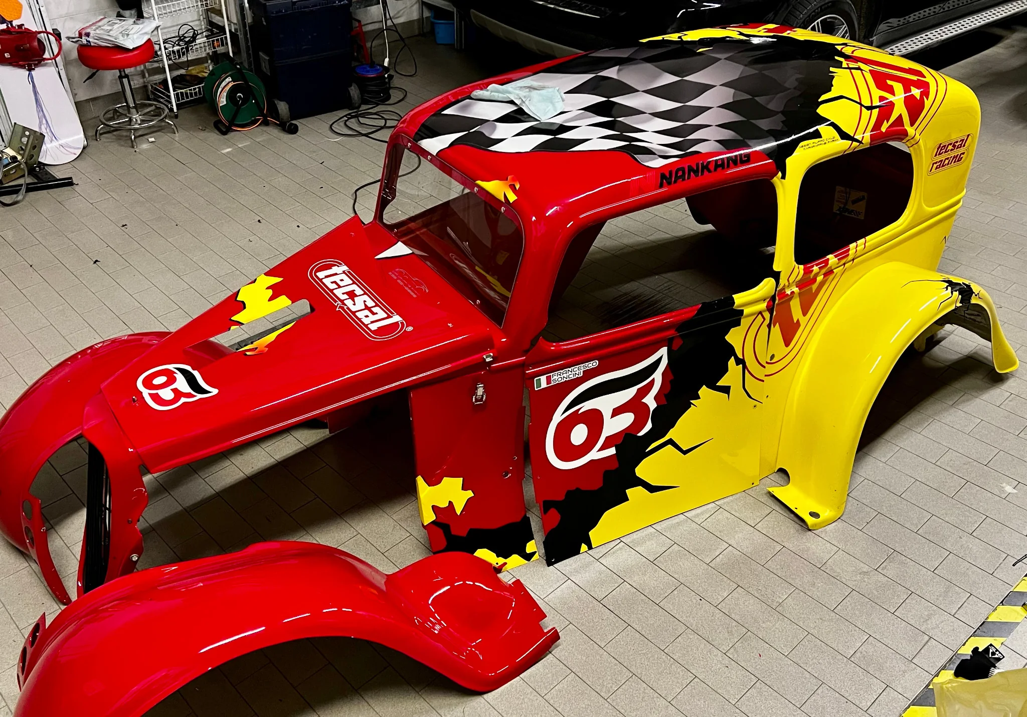 Hot rod con livrea racing rossa gialla e nera