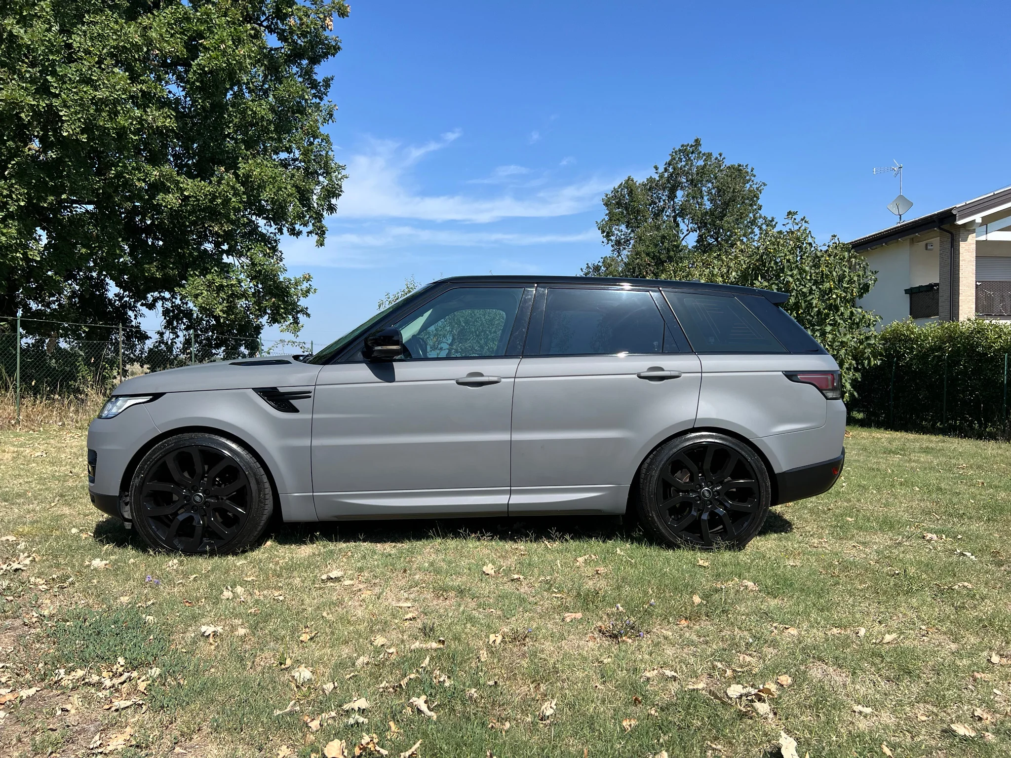 Range Rover Sport con wrapping grigio satinato